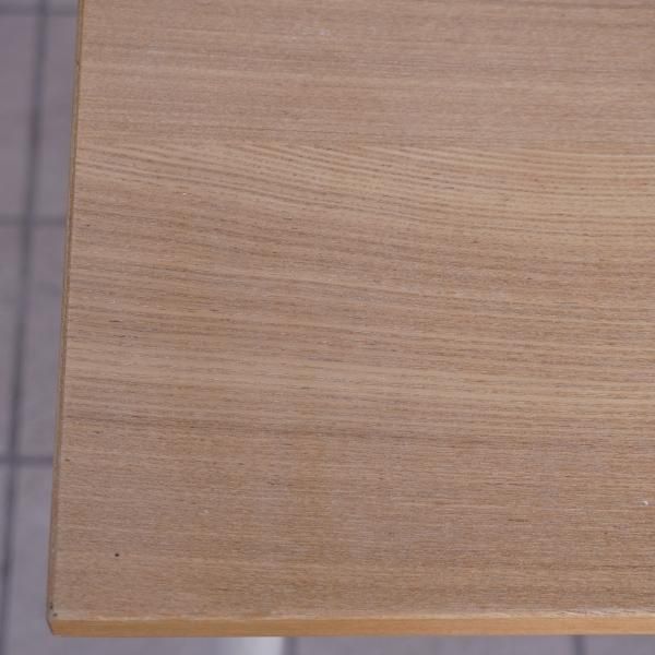 タモ材を使用した無印良品のパーソナルデスク。ホワイトの タモ材を使用した無印良品のパーソナルデスク。ホワイトの