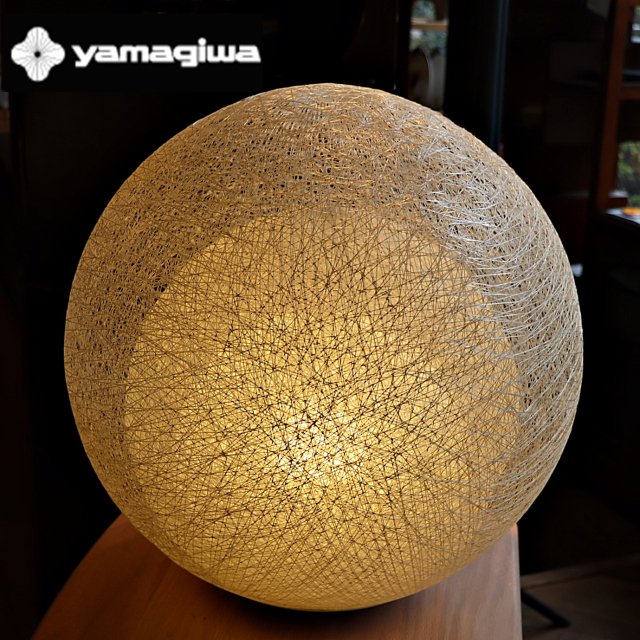 yamagiwa(ヤマギワ)より世界的建築家の伊藤豊雄氏デザインによるMAYUHANA(マユハナ)ボールランプです。グラスファイバー製の三重のシェードを通して柔らかな光を放つモダンなフロアランプ。