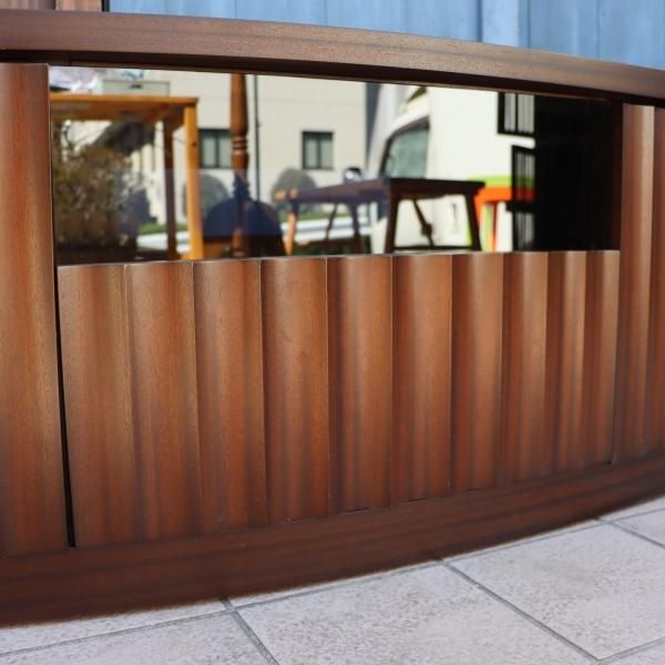 IDC OTSUKA(大塚家具)の高級材サペリを使用したアルク テレビボードです。美しい木目とウェーブ状に削りこまれた扉面の美しさ が魅力のローボードはリビングを華やかな空間に。松岡家具 - kokoelma -ココエルマ- 雑貨・中古家具・北欧家具・アンティーク家具の通販 