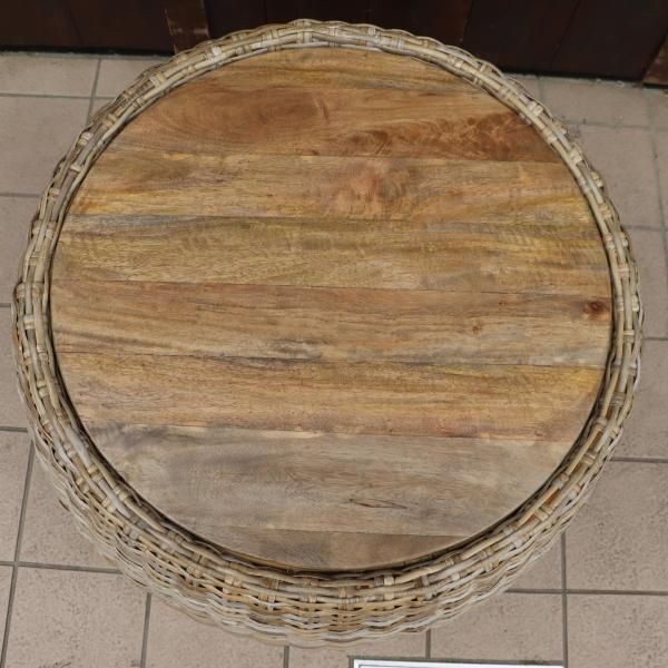 バリから直輸入したインテリアを扱うKayu style(カユスタイル)のクンタン ラウンドテーブルです。ラタン編みがオリエンタルな雰囲気の リビングテーブル。マンゴーウッドの天板下は週になっています。 - kokoelma -ココエルマ- 雑貨・中古家具・北欧家具・アンティーク家具 