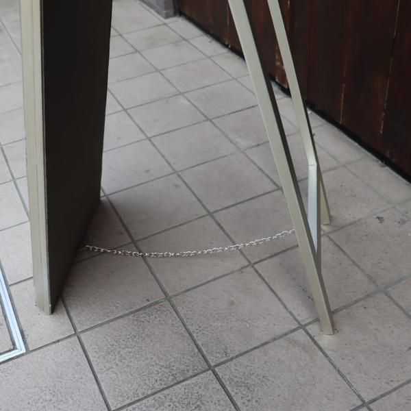 アンティーク調のスタンドミラーです。縁の装飾が美しい アンティーク調のスタンドミラーです。縁の装飾が美しい