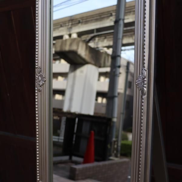 アンティーク調のスタンドミラーです。縁の装飾が美しい アンティーク調のスタンドミラーです。縁の装飾が美しい