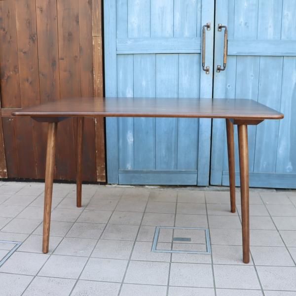 TON (トン)よりウィンザー ダイニングテーブルです。シンプルな TON (トン)よりウィンザー ダイニングテーブルです。シンプルな