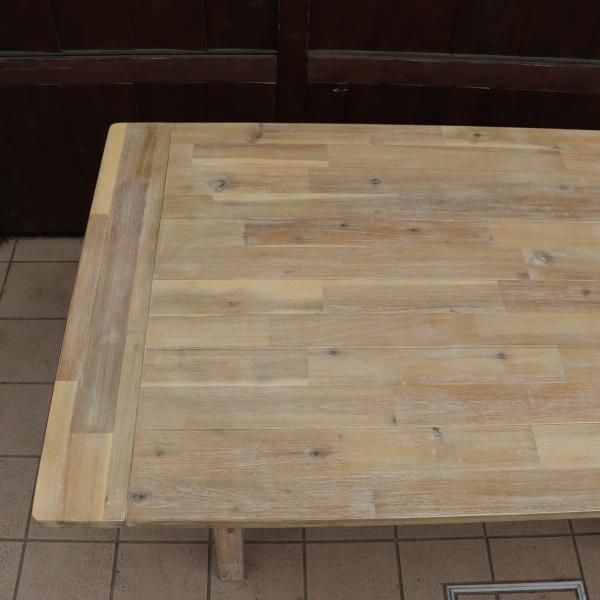 unico(ウニコ)の木目を際立たせ、ホワイトウォッシュ塗装が魅力