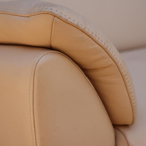 気のkarimoku(カリモク家具)よりChitano(チターノ)の本革を使用