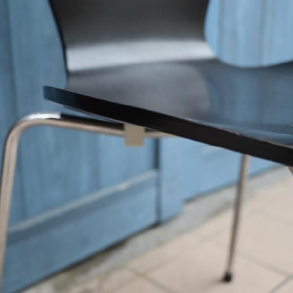 Fritz Hansen(フリッツハンセン)社のアルネ・ヤコブセン デザイン セブンチェアー カラードアッシュ/ブラックです！機能性も優れるプライウッド  スタッキングチェアーの名作。正規品 - kokoelma -ココエルマ- 雑貨・中古家具・北欧家具・アンティーク家具の通販 