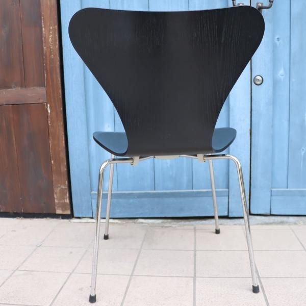 Fritz Hansen(フリッツハンセン)社のアルネ・ヤコブセン デザイン セブンチェアー カラードアッシュ/ブラックです！機能性も優れるプライウッド  スタッキングチェアーの名作。正規品 - kokoelma -ココエルマ- 雑貨・中古家具・北欧家具・アンティーク家具の通販 