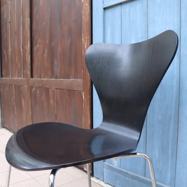 Fritz Hansen(フリッツハンセン)社のアルネ・ヤコブセン デザイン セブンチェアー カラードアッシュ/ブラックです！機能性も優れるプライウッド  スタッキングチェアーの名作。正規品 - kokoelma -ココエルマ- 雑貨・中古家具・北欧家具・アンティーク家具の通販 