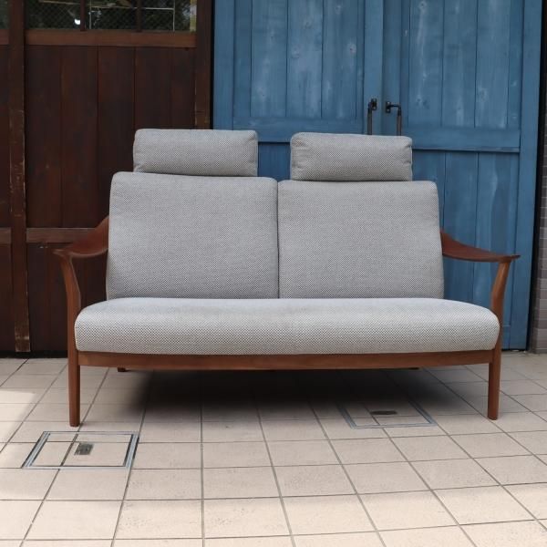 値下げ/karimoku(カリモク家具) WW5762 ウォールナット材 2人掛けソファ/ヘッドレスト付。北欧スタイルのナチュラルな印象の2シーター ソファ。どんなインテリアにも合わせやすいデザイン♪ - kokoelma -ココエルマ- 雑貨・中古家具・北欧家具・アンティーク家具の通販 値下げ/karimoku(カリモク家具) WW5762 ウォールナット材 2人掛けソファ/ヘッドレスト付。北欧スタイルのナチュラルな印象の2シーター ソファ。どんなインテリアにも合わせやすいデザイン♪ - kokoelma -ココエルマ- 雑貨・中古家具・北欧家具・アンティーク家具の通販