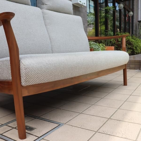 値下げ/karimoku(カリモク家具) WW5762 ウォールナット材 2人掛けソファ/ヘッドレスト付。北欧スタイルのナチュラルな印象の2シーター ソファ。どんなインテリアにも合わせやすいデザイン♪ - kokoelma -ココエルマ- 雑貨・中古家具・北欧家具・アンティーク家具の通販 値下げ/karimoku(カリモク家具) WW5762 ウォールナット材 2人掛けソファ/ヘッドレスト付。北欧スタイルのナチュラルな印象の2シーター ソファ。どんなインテリアにも合わせやすいデザイン♪ - kokoelma -ココエルマ- 雑貨・中古家具・北欧家具・アンティーク家具の通販