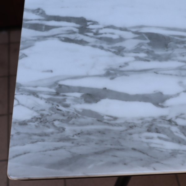 値下げ/ドイツのインテリアブランド”KARE(カレ)”のサウスビーチ  ダイニングテーブルです！大理石模様にラミネート加工されたガラス天板と脚元のゴールドがアクセントのスタイリッシュなデザイン♪ - kokoelma　 -ココエルマ- 