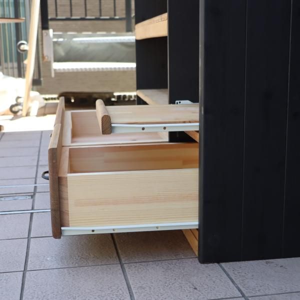 minne(ミンネ)購入。ハンドメイド 天然木無垢材のレンジボードです。木の質感が全面に押し出されたキッチンカウンター。アイアンの把手がアクセントになり 、西海岸スタイルや男前インテリアにも♪ - kokoelma -ココエルマ- 雑貨・中古家具・北欧家具・アンティーク家具の 