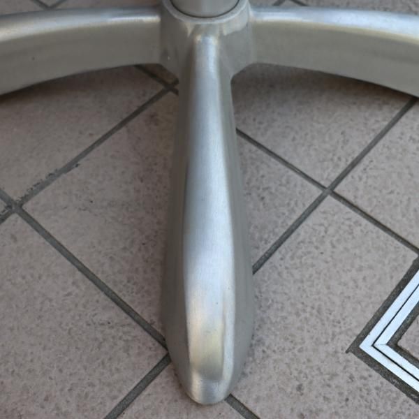 DULTON(ダルトン)のアルミニウムラウンドテーブルです。室内の DULTON(ダルトン)のアルミニウムラウンドテーブルです。室内の