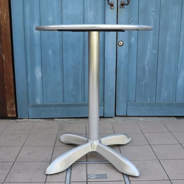 DULTON(ダルトン)のアルミニウムラウンドテーブルです。室内の DULTON(ダルトン)のアルミニウムラウンドテーブルです。室内の