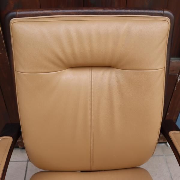 値下げ/karimoku(カリモク家具)よりキャスター付き本革 デスク