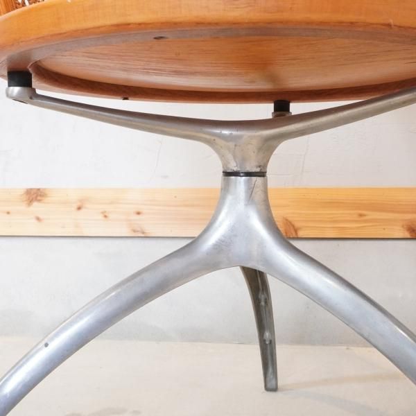 稀少なCassina ixc.(カッシーナ イクスシー)のYOUNG LADY(ヤングレディ)シリーズ スウィベルチェア。ラタンとアルミフレームを 組み合わせたイタリアモダンなダイニングチェア♪ - kokoelma -ココエルマ- 雑貨・中古家具・北欧家具・アンティーク家具の通販 インテリア  