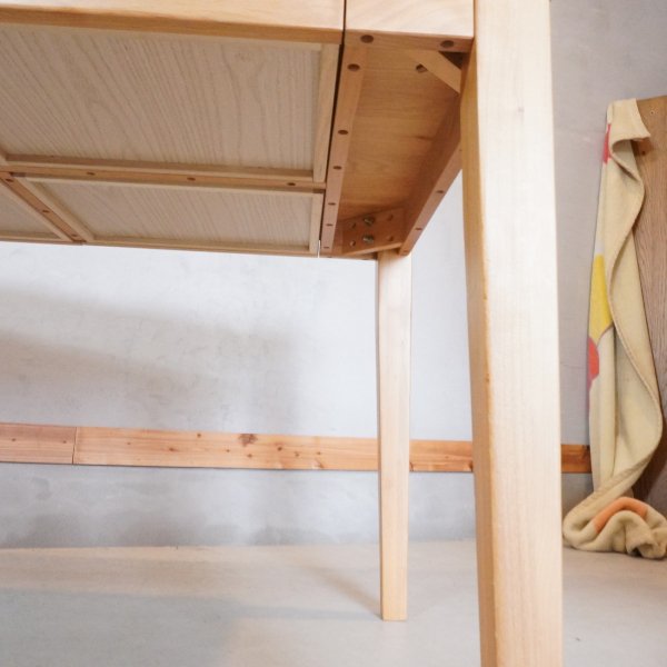 鹿児島の家具メーカー宮之城木工のアルダー無垢材を使用したダイニング 