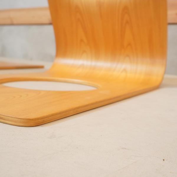 天童木工(TENDO)のケヤキ材板目を使用した曲木 座椅子です 天童木工(TENDO)のケヤキ材板目を使用した曲木 座椅子です