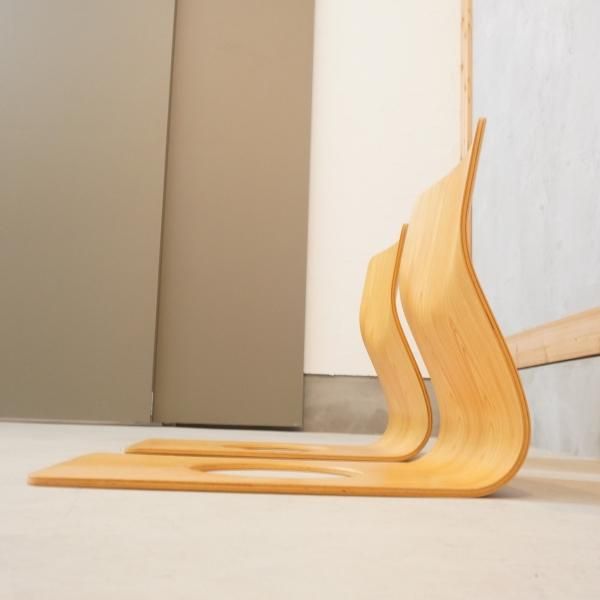 天童木工(TENDO)のケヤキ材板目を使用した曲木 座椅子です 天童木工(TENDO)のケヤキ材板目を使用した曲木 座椅子です