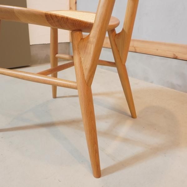 IDEE(イデー)のCONVENTO(コンヴェント)チェア。丸みを帯びたフォルムと背と座のラタン格子が軽やかでクラシックな佇まいのサイドチェア。 どのような空間にも美しく溶け込むダイニングチェアです。 - kokoelma -ココエルマ- 雑貨・中古家具・北欧家具・アンティーク家具の 