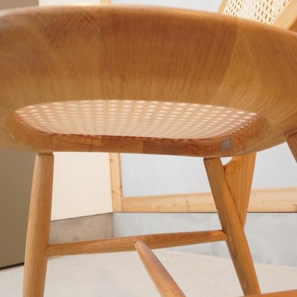 IDEE(イデー)のCONVENTO(コンヴェント)チェア。丸みを帯びたフォルムと背と座のラタン格子が軽やかでクラシックな佇まいのサイドチェア。 どのような空間にも美しく溶け込むダイニングチェアです。 - kokoelma -ココエルマ- 雑貨・中古家具・北欧家具・アンティーク家具の 