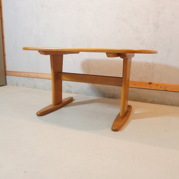 飛騨の家具メーカーKASHIWA(柏木工)のオーク無垢材  ダイニングテーブル。明るい色合いと丸みのあるフォルムがレトロな印象の食卓。シンプルな楕円型はダイニングを優しい雰囲気に。 - kokoelma　 -ココエルマ- 