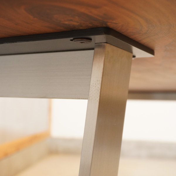 北海道旭川の家具メーカーCONDE HOUSE(カンディハウス)のSLED(スレッド) ソリッド  ダイニングテーブル。ウォールナット無垢材×ステンレスの異素材を組み合わせたモダンな表情が魅力的です♪ - kokoelma　-ココエルマ- 