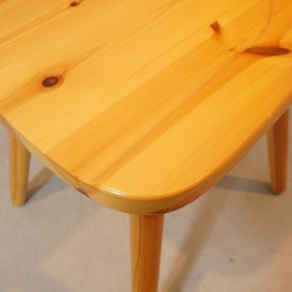 北欧スウェーデン製のカントリー調のパイン材 ダイニングチェア