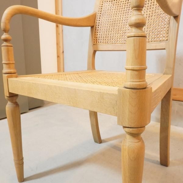 クラシックなクリーム色のアームチェア