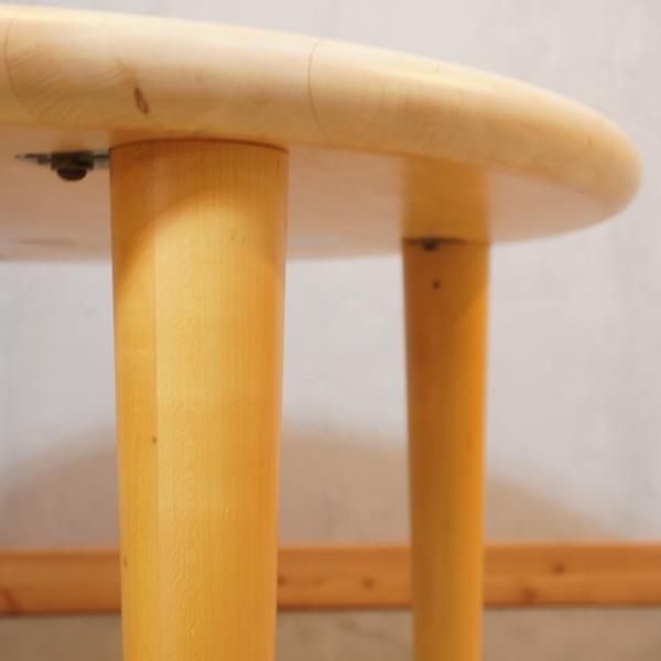 KIRITSU MOKKO(起立木工)で取り扱われていたメープル材ダイニングテーブル。親しみを感じるカーブの優しいラインと丸みのある脚のデザインが特徴的。どんな空間にも馴染み、多様なインテリアに♪  - kokoelma -ココエルマ- 雑貨・中古家具・北欧家具・アンティーク家具の 