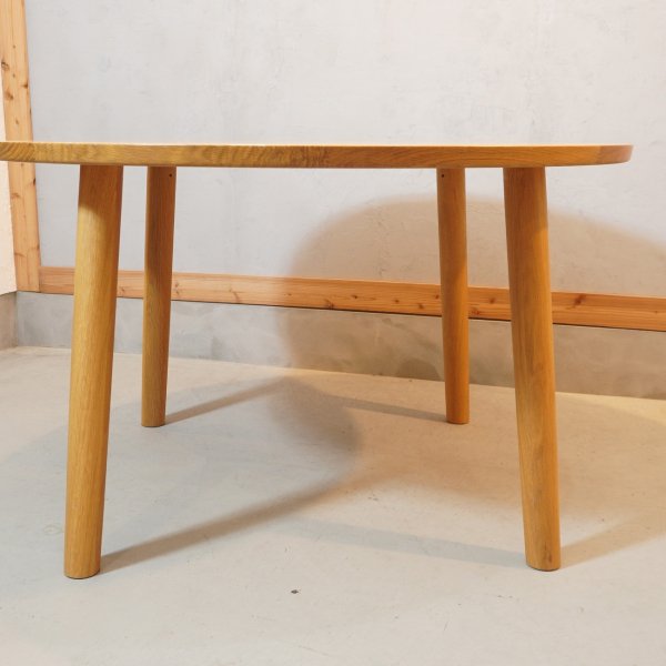maruni(マルニ)のHIROSHIMA(ヒロシマ) 深沢直人デザインのシンプルなフォルムのオーク材  ダイニングテーブルです。円形天板とスッキリとしたフォルムのラウンドテーブルで上品な印象に♪ - kokoelma　-ココエルマ-
