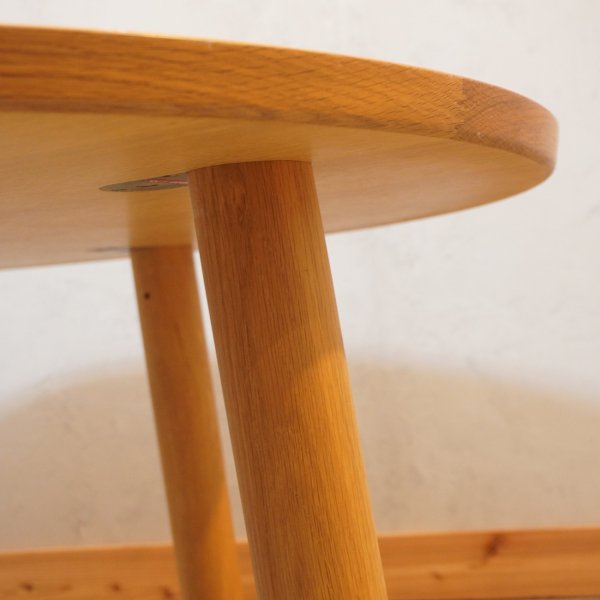 maruni(マルニ)のHIROSHIMA(ヒロシマ) 深沢直人デザインのシンプルなフォルムのオーク材  ダイニングテーブルです。円形天板とスッキリとしたフォルムのラウンドテーブルで上品な印象に♪ - kokoelma　-ココエルマ-