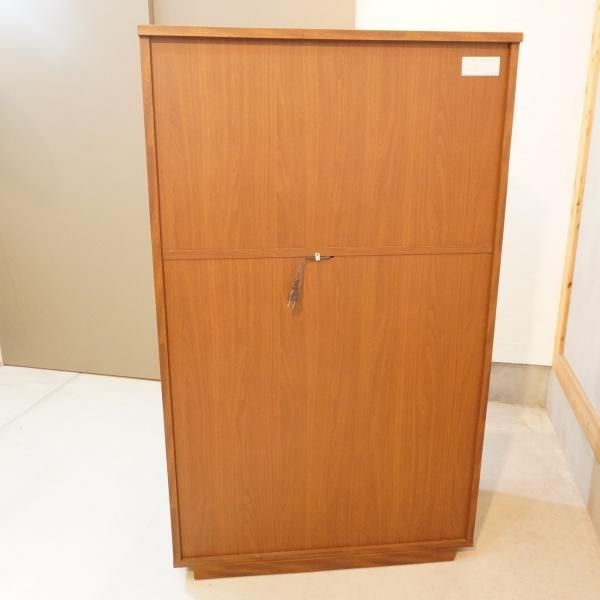 値下げ/大川のメーカー岡家具工業のコレクションラックです。気品ある雰囲気をもたらす味わい深いウォールナットの板目が印象的な飾り棚。ガラス製の扉と棚 はディスプレイとして収納力も抜群です♪ - kokoelma -ココエルマ- 雑貨・中古家具・北欧家具・アンティーク家具の 