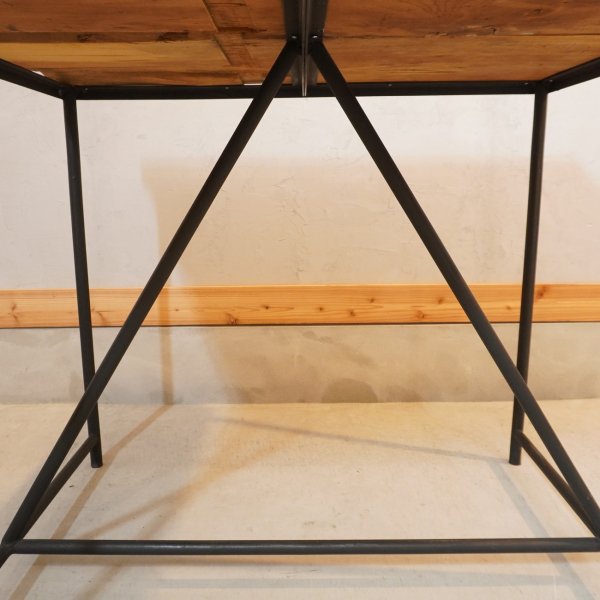 木の風合いを活かした  アイアン×ウッドのダイニングテーブルです。シャープなアイアンフレームと厚みのあるウッド天板を組み合わせた男前な食卓テーブル。リビングに置いてワークデスクしても♪  - kokoelma　-ココエルマ- 