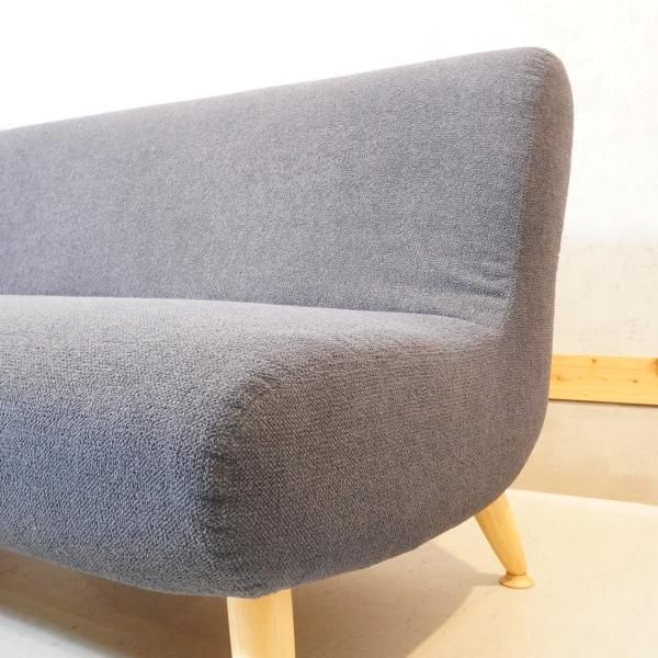NOYES(ノイエス)のLounge(ラウンジ)2シーターソファです。丸みの NOYES(ノイエス)のLounge(ラウンジ)2シーターソファです。丸みの