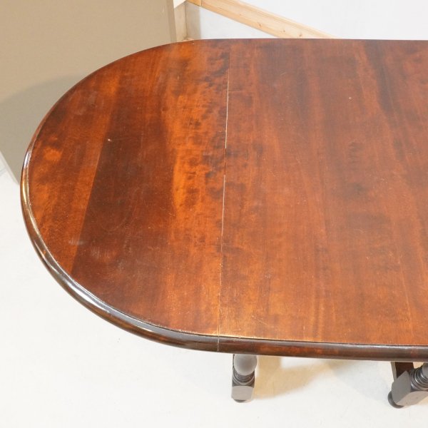 松本民芸家具のM型バタフライテーブルです。ミズメザクラ無垢材を使用したクラシカルな伸長式ダイニングテーブル。使い込むほどに美しさと味わいが増すゲートレッグテーブルでダイニングを寛ぎ空間に。  - kokoelma　-ココエルマ-