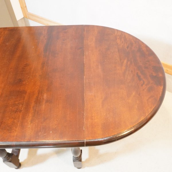 松本民芸家具のM型バタフライテーブルです。ミズメザクラ無垢材を使用したクラシカルな伸長式ダイニングテーブル。使い込むほどに美しさと味わいが増すゲートレッグテーブルでダイニングを寛ぎ空間に。  - kokoelma　-ココエルマ- 