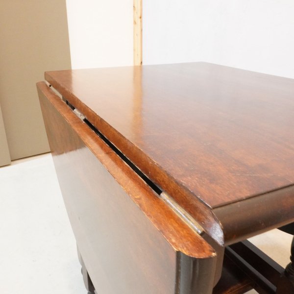 松本民芸家具のM型バタフライテーブルです。ミズメザクラ無垢材を使用したクラシカルな伸長式ダイニングテーブル。使い込むほどに美しさと味わいが増すゲートレッグテーブルでダイニングを寛ぎ空間に。  - kokoelma　-ココエルマ-