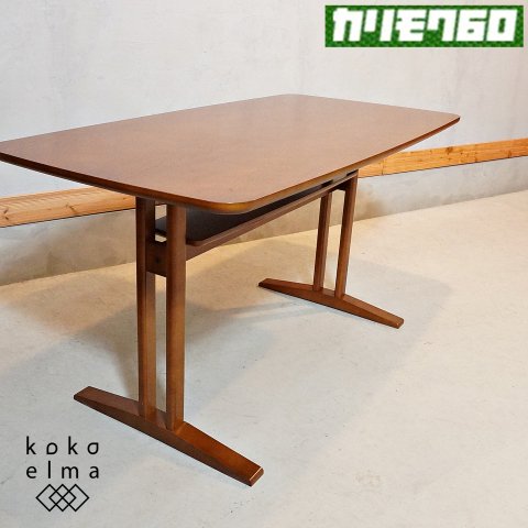 人気のkarimoku60(カリモク60) カフェテーブル1200です。ソファに座り 