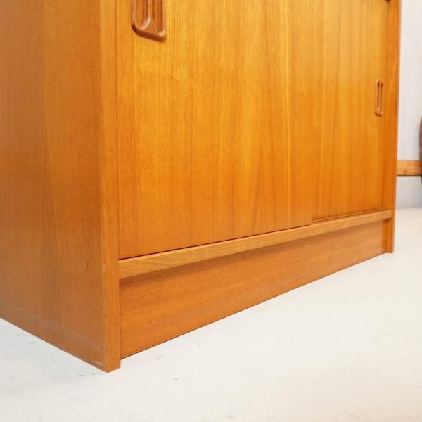 デンマークより入荷した、チーク材を使用したブックシェルフです デンマークより入荷した、チーク材を使用したブックシェルフです