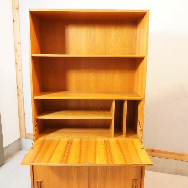 デンマークより入荷した、チーク材を使用したブックシェルフです デンマークより入荷した、チーク材を使用したブックシェルフです