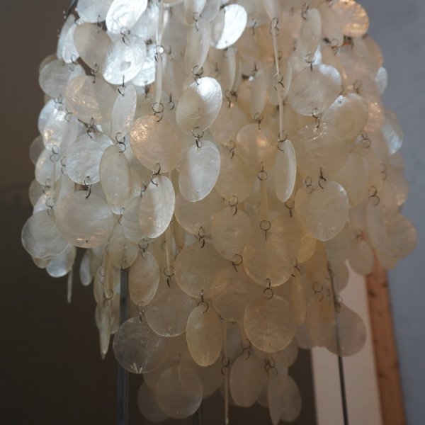 Verner Panton(ヴェルナー・パントン)によりデザインされたFUN  SHELL(シェル)ランプです。光の陰影が魅力的な貝の小片で作られた円形ディスクを組み合わせたエレガントなフロアランプ♪ - kokoelma　 -ココエルマ-