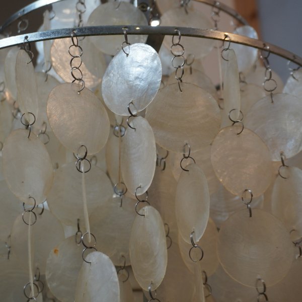 Verner Panton(ヴェルナー・パントン)によりデザインされたFUN  SHELL(シェル)ランプです。光の陰影が魅力的な貝の小片で作られた円形ディスクを組み合わせたエレガントなフロアランプ♪ - kokoelma　 -ココエルマ-