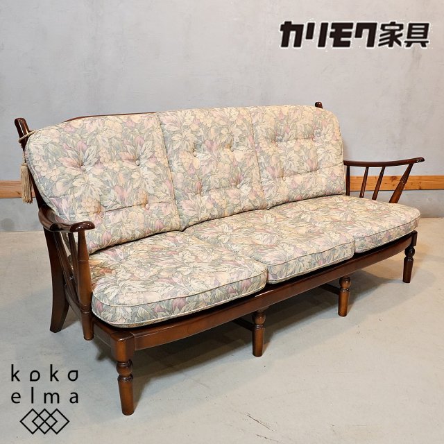 Karimoku(カリモク家具)のCOLONIAL(コロニアル)シリーズWC4703 3人掛椅子。ブナ材フレームのクラシックなデザインが上品な張り地を引き立てるトリプルソファ♪タッセルがアクセントに！