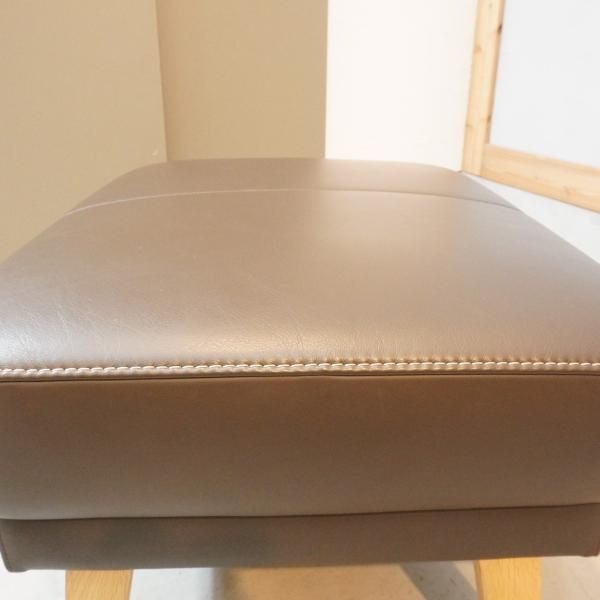 人気のkarimoku(カリモク家具)よりZU4606 本革 オットマンです 人気のkarimoku(カリモク家具)よりZU4606 本革 オットマンです