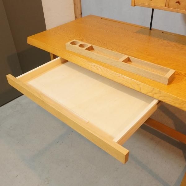 北海道のTAKUMI KOHGEI(匠工芸)のオーク無垢材 デスクです。天然 北海道のTAKUMI KOHGEI(匠工芸)のオーク無垢材 デスクです。天然