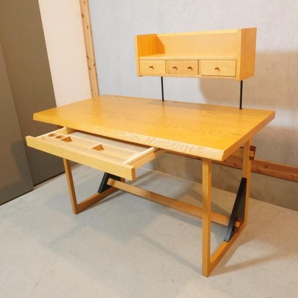 北海道のTAKUMI KOHGEI(匠工芸)のオーク無垢材 デスクです。天然 北海道のTAKUMI KOHGEI(匠工芸)のオーク無垢材 デスクです。天然