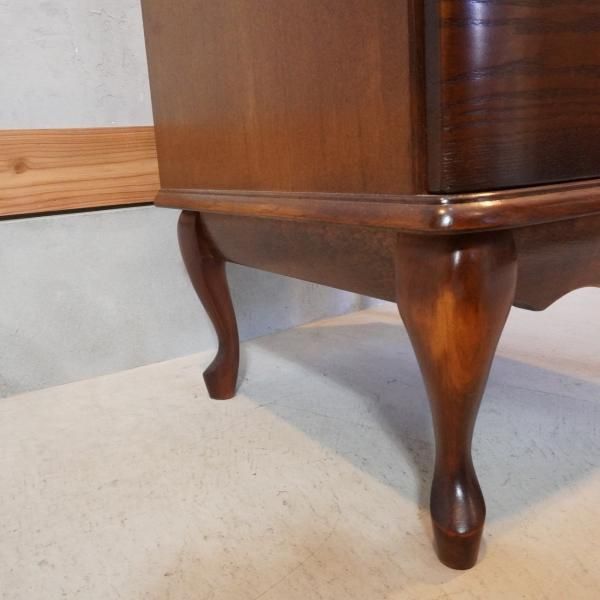 クラシカルなドレッサーやチェストなどを製造しているROYAL WOOD