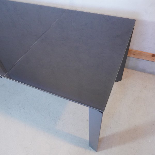イタリアのCalligaris(カリガリス)社のブランドconnubia(コヌビア)のDUCA(デュカ)  伸長式ガラスダイニングテーブルです。モダンなエクステンションテーブルです！ - kokoelma　-ココエルマ-
