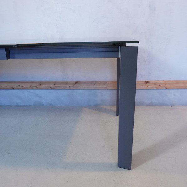 イタリアのCalligaris(カリガリス)社のブランドconnubia(コヌビア)のDUCA(デュカ)  伸長式ガラスダイニングテーブルです。モダンなエクステンションテーブルです！ - kokoelma　-ココエルマ-